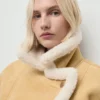Jacke aus Kunstwildleder mit Lammfellkragen Jacke aus Kunstwildleder mit Lammfellkragen