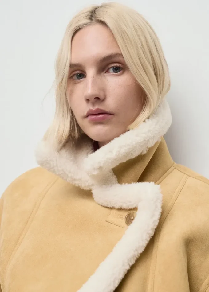 Jacke aus Kunstwildleder mit Lammfellkragen Jacke aus Kunstwildleder mit Lammfellkragen