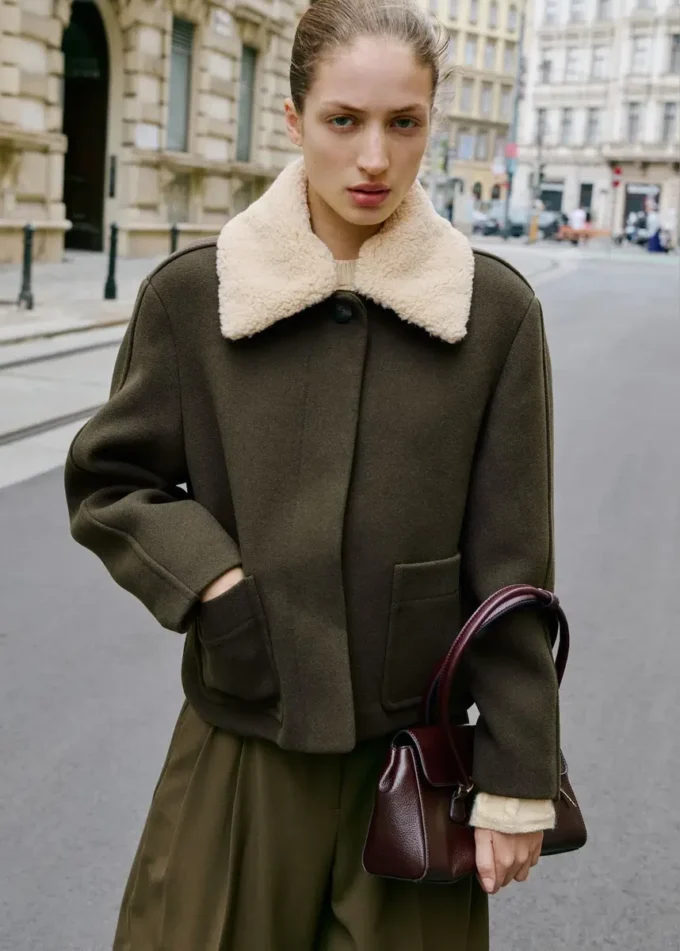 Jacke aus Wollmischgewebe mit abnehmbarem Kragen Jacke aus Wollmischgewebe mit abnehmbarem Kragen