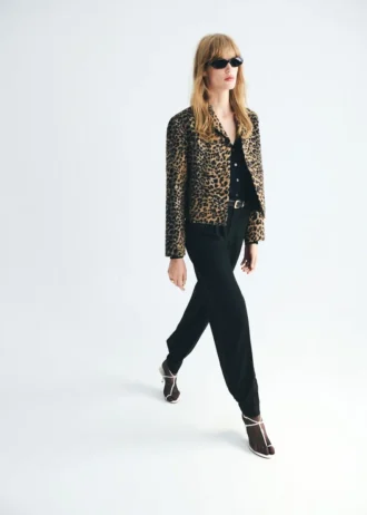 Jacke mit Leopardenmuster und Knöpfen