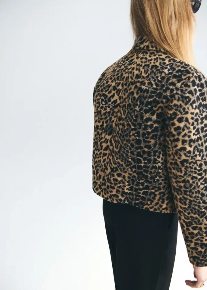 Jacke mit Leopardenmuster und Knöpfen Jacke mit Leopardenmuster und Knöpfen