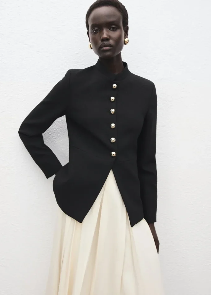 Jacke mit Stehkragen und Schmuckknöpfen Jacke mit Stehkragen und Schmuckknöpfen
