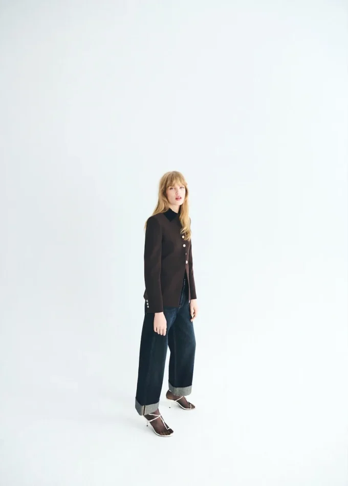 Jacke mit Stehkragen und Schmuckknöpfen Jacke mit Stehkragen und Schmuckknöpfen