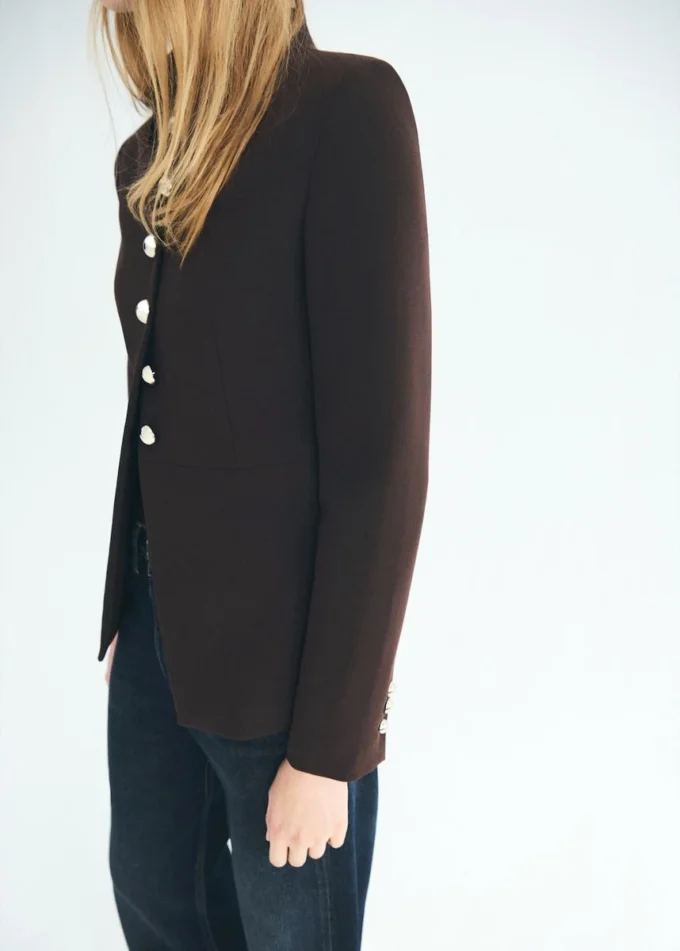 Jacke mit Stehkragen und Schmuckknöpfen Jacke mit Stehkragen und Schmuckknöpfen