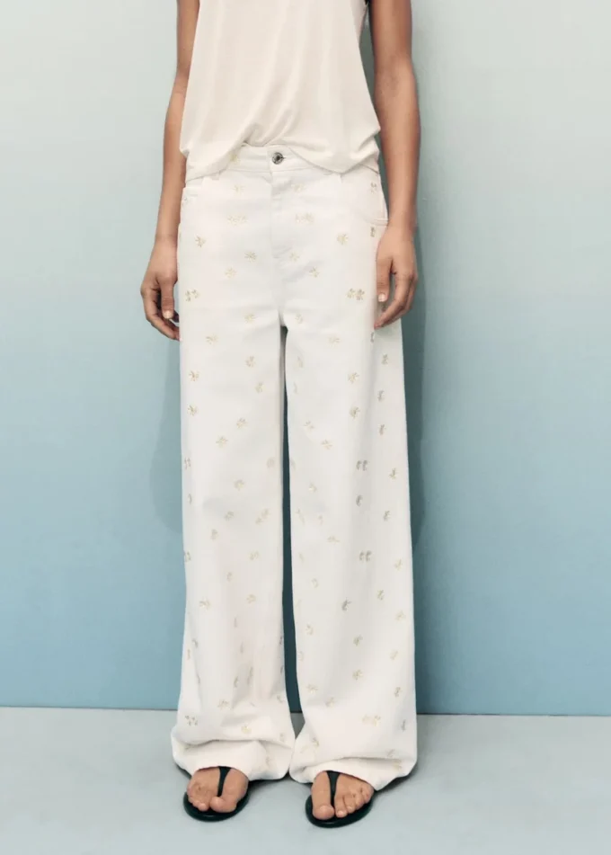 Jeans mit Blumenstickerei und weitem Bein