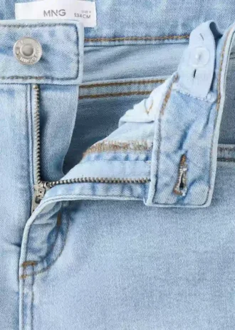 Jeans mit dekorativen Nähten und ausgestelltem Bein