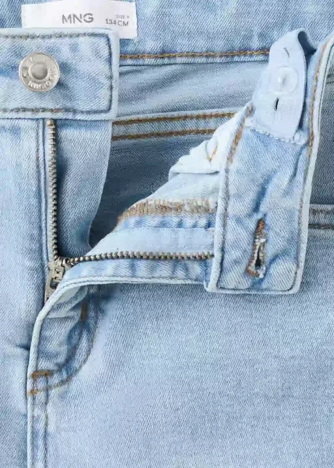 Jeans mit dekorativen Nähten und ausgestelltem Bein Jeans mit dekorativen Nähten und ausgestelltem Bein