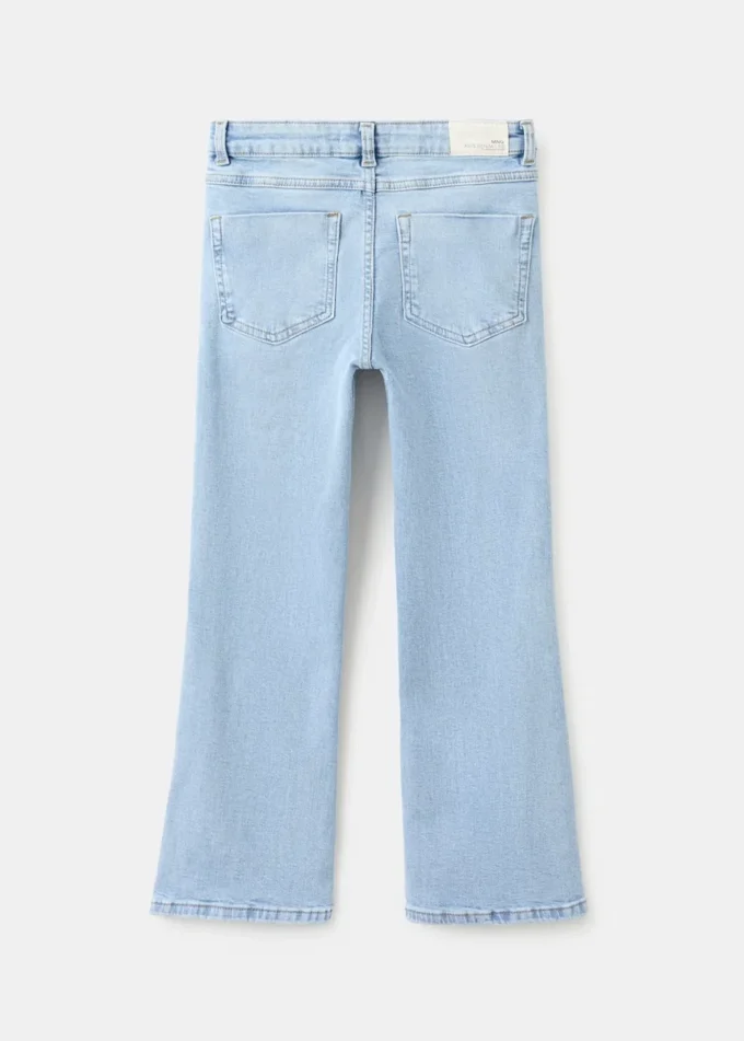 Jeans mit dekorativen Nähten und ausgestelltem Bein Jeans mit dekorativen Nähten und ausgestelltem Bein