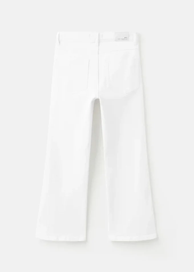 Jeans mit dekorativen Nähten und ausgestelltem Bein Jeans mit dekorativen Nähten und ausgestelltem Bein