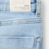 Jeans mit dekorativen Nähten und ausgestelltem Bein Jeans mit dekorativen Nähten und ausgestelltem Bein