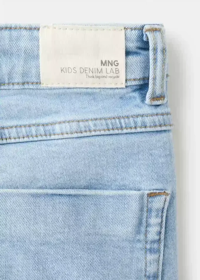 Jeans mit dekorativen Nähten und ausgestelltem Bein Jeans mit dekorativen Nähten und ausgestelltem Bein