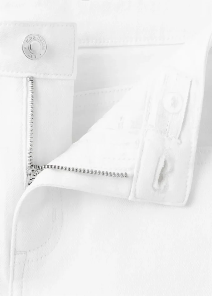 Jeans mit dekorativen Nähten und ausgestelltem Bein Jeans mit dekorativen Nähten und ausgestelltem Bein