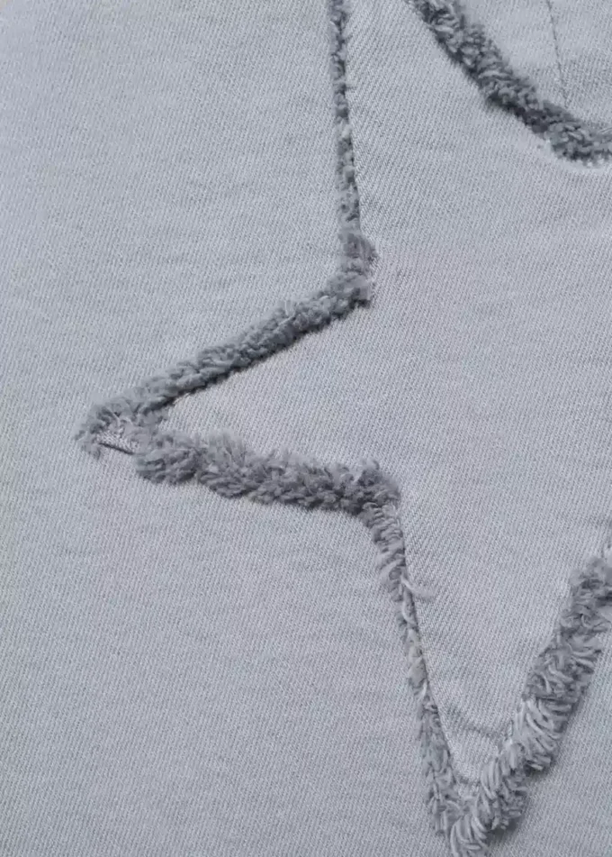 Jeans mit gestickten Sternen Jeans mit gestickten Sternen