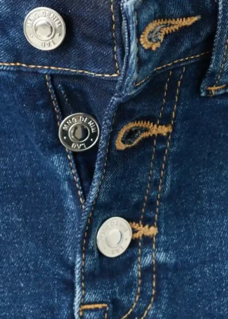Jeans mit Knöpfen