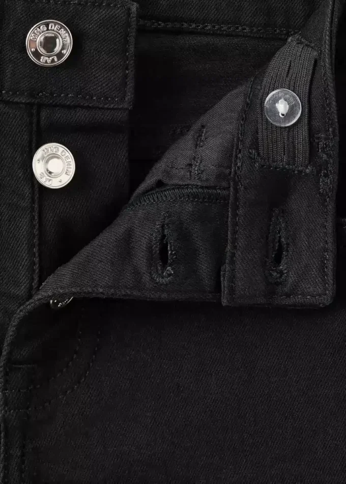 Jeans mit Knöpfen