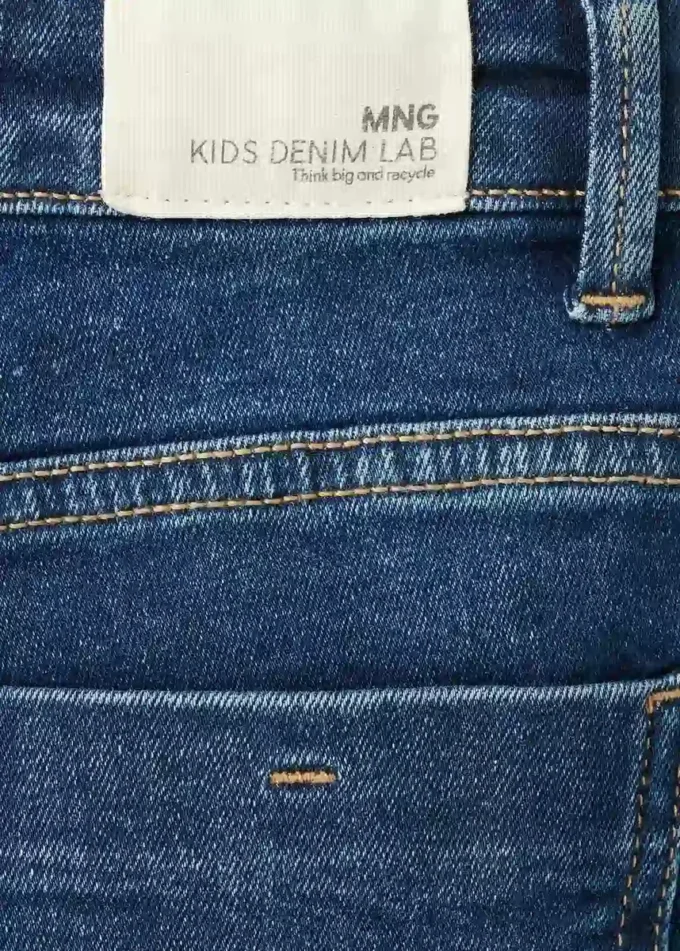 Jeans mit Knöpfen