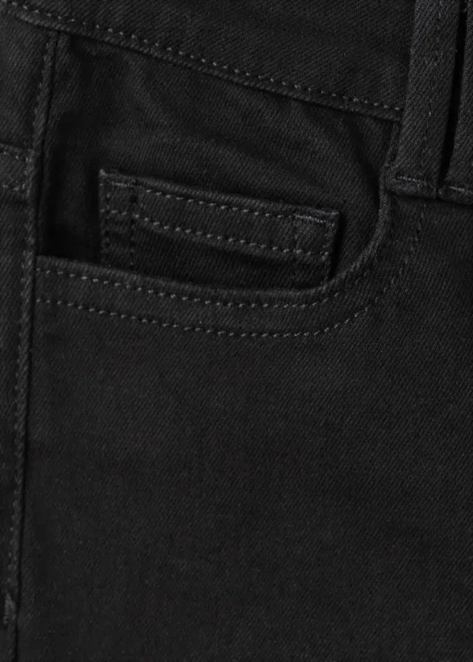 Jeans mit Knöpfen