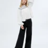 Jeans mit niedriger Taille und Nieten Jeans mit niedriger Taille und Nieten