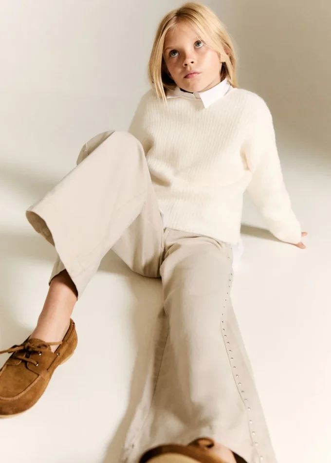 Jeans mit niedriger Taille und Nieten Jeans mit niedriger Taille und Nieten