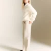 Jeans mit niedriger Taille und Nieten Jeans mit niedriger Taille und Nieten