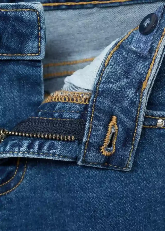 Jeans mit niedriger Taille und Nieten Jeans mit niedriger Taille und Nieten