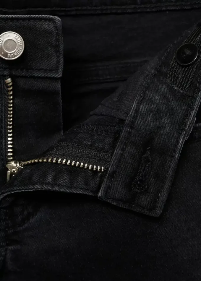 Jeans mit niedriger Taille und Nieten Jeans mit niedriger Taille und Nieten