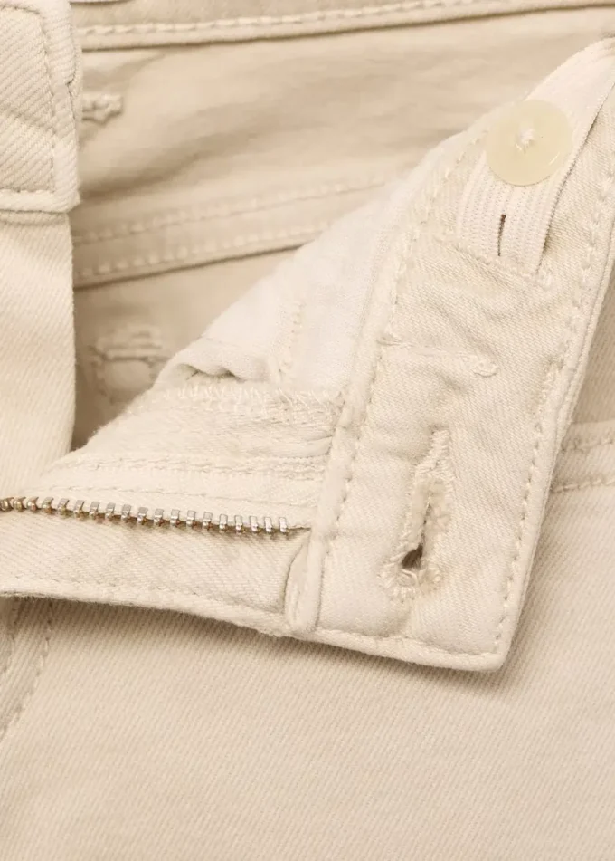 Jeans mit niedriger Taille und Nieten Jeans mit niedriger Taille und Nieten