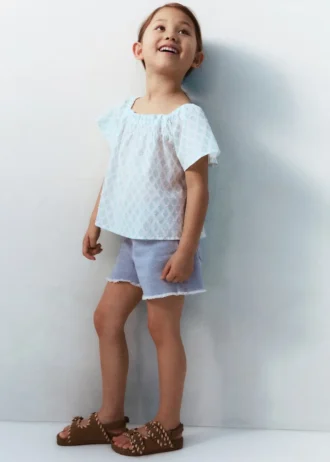 Jeansshorts mit ausgefranstem Saum
