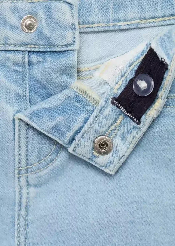 Jeansshorts mit ausgefranstem Saum Jeansshorts mit ausgefranstem Saum