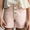 Jeansshorts mit ausgefranstem Saum