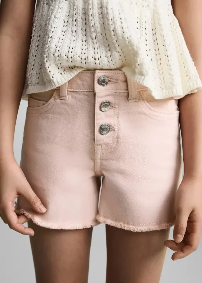 Jeansshorts mit ausgefranstem Saum