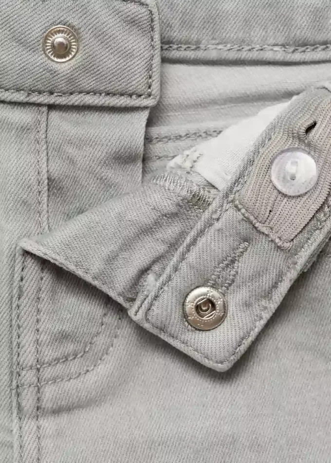 Jeansshorts mit ausgefranstem Saum Jeansshorts mit ausgefranstem Saum