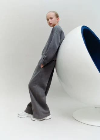 Jogginghose mit weitem Bein und Nahtdetails