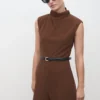 Jumpsuit mit drapiertem Ausschnitt und Gürtel