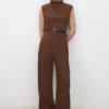 Jumpsuit mit drapiertem Ausschnitt und Gürtel
