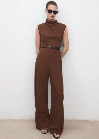 Jumpsuit mit drapiertem Ausschnitt und Gürtel