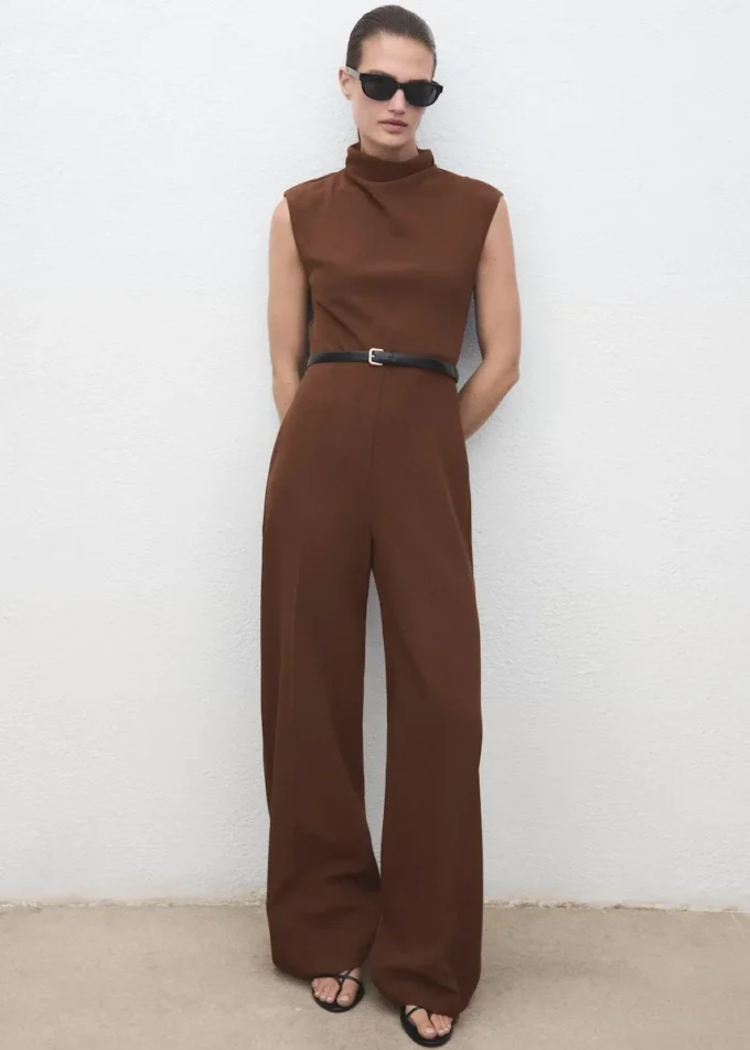Jumpsuit mit drapiertem Ausschnitt und Gürtel