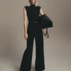 Jumpsuit mit drapiertem Ausschnitt und Gürtel