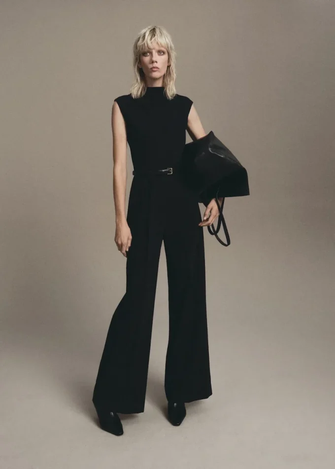 Jumpsuit mit drapiertem Ausschnitt und Gürtel