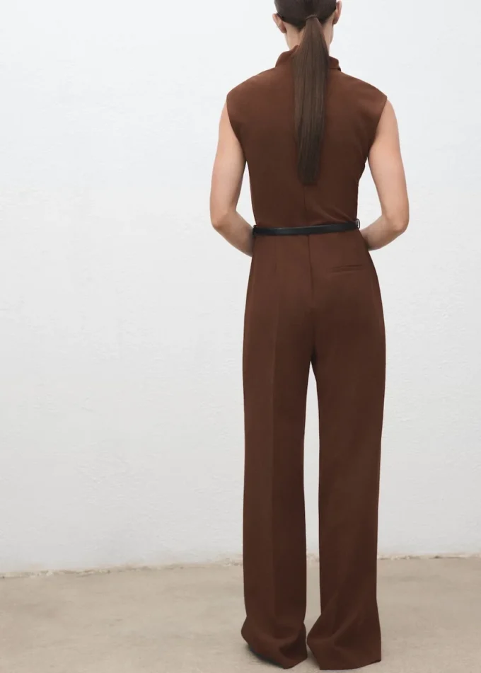 Jumpsuit mit drapiertem Ausschnitt und Gürtel