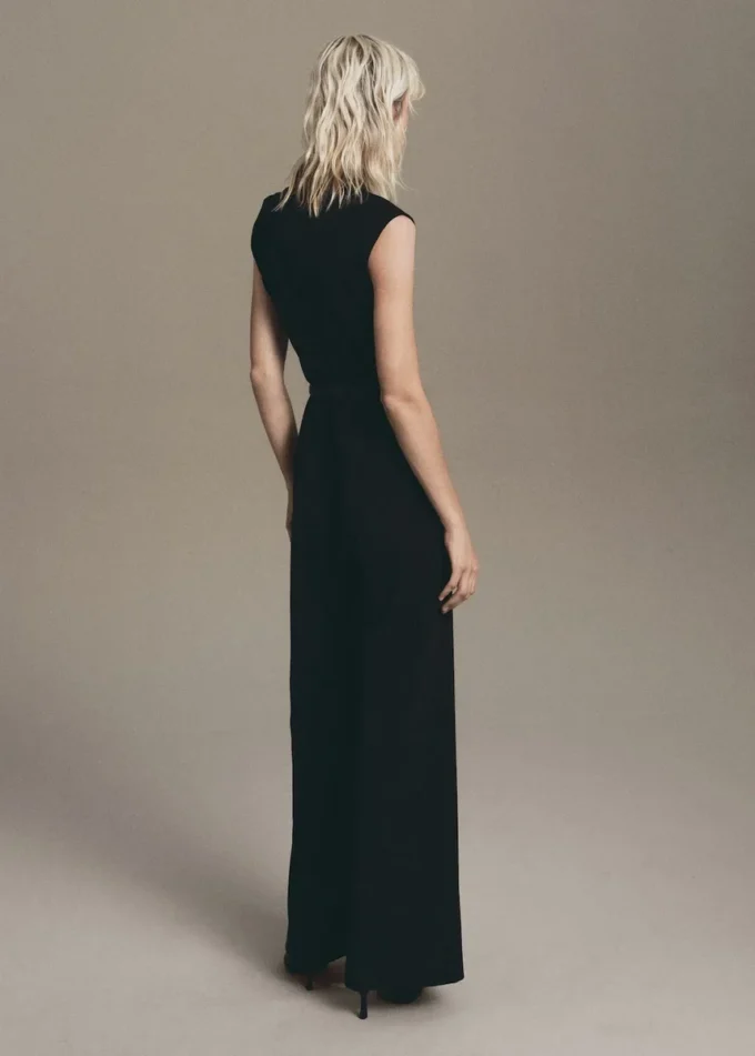 Jumpsuit mit drapiertem Ausschnitt und Gürtel