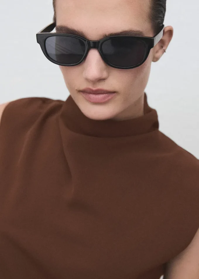 Jumpsuit mit drapiertem Ausschnitt und Gürtel
