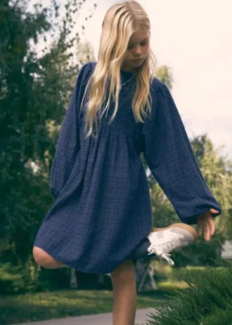Kariertes Kleid mit Stickerei