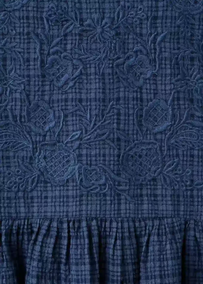 Kariertes Kleid mit Stickerei Kariertes Kleid mit Stickerei