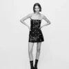 Kleid aus Kunstleder mit Nieten Kleid aus Kunstleder mit Nieten