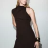 Kleid mit asymmetrischem Ausschnitt und Metallic-Detail Kleid mit asymmetrischem Ausschnitt und Metallic-Detail