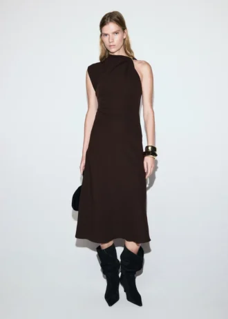 Kleid mit asymmetrischem Ausschnitt und Metallic-Detail