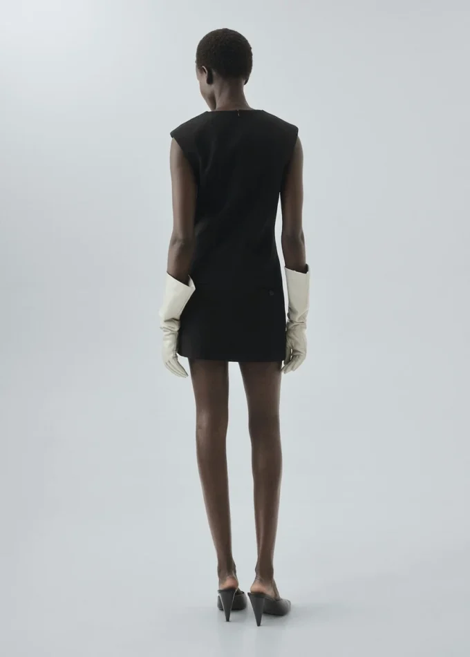 Kleid mit aufgenähter Tasche Kleid mit aufgenähter Tasche