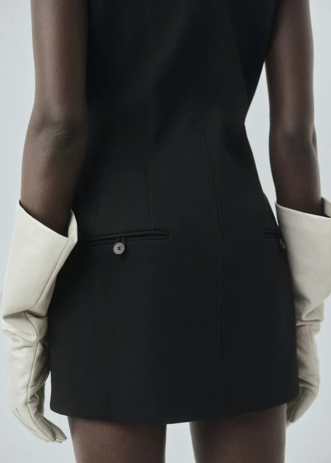 Kleid mit aufgenähter Tasche Kleid mit aufgenähter Tasche