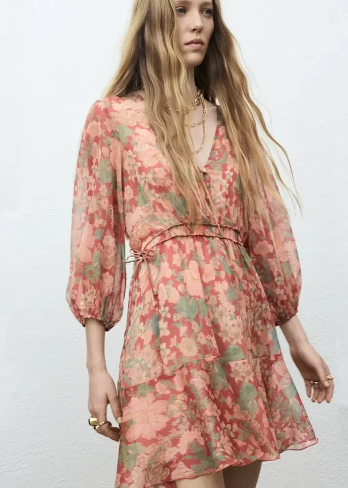 Kleid mit Blumenmuster und Puffärmeln Kleid mit Blumenmuster und Puffärmeln